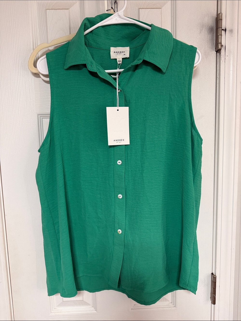 ANDREE BY UNIT Sleeveless Button-Down Top in Green